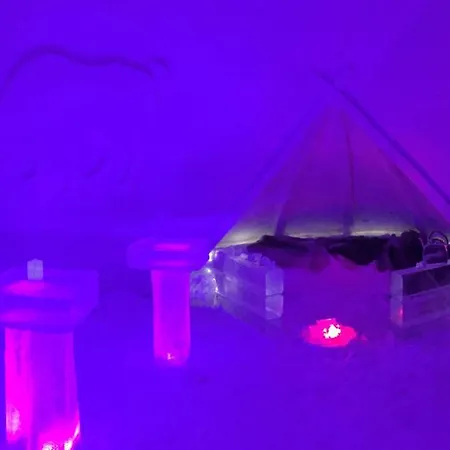 Otel Snowlounge Aurorahut Glass Igloos & Ice
