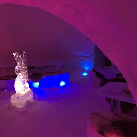Snowlounge Aurorahut Glass Igloos & Ice Otel
