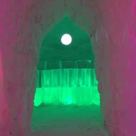 Otel Snowlounge Aurorahut Glass Igloos & Ice
